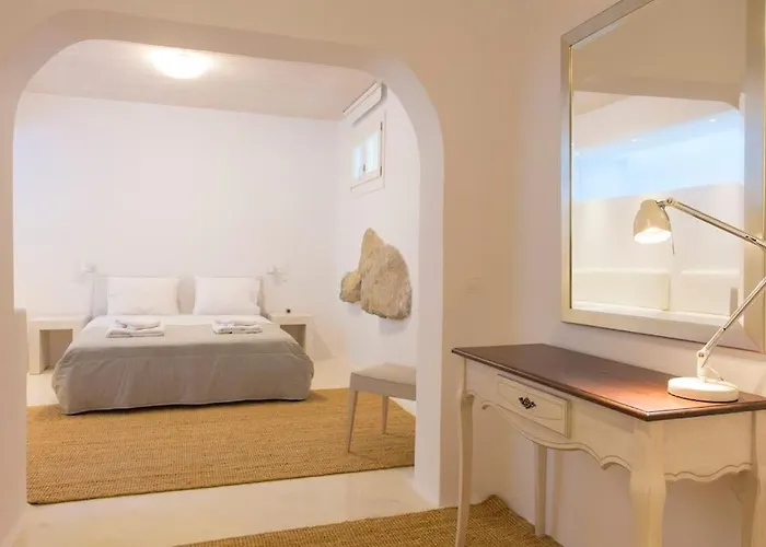 Kymothea, Agios Lazaros Vila